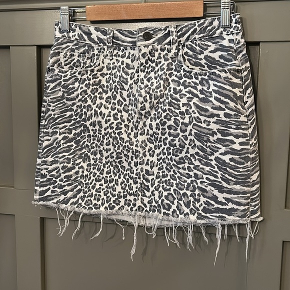 Current/Elliott Leopard Print Denim Mini Skirt Gray White Raw Hem Size 28 - Picture 5 of 8